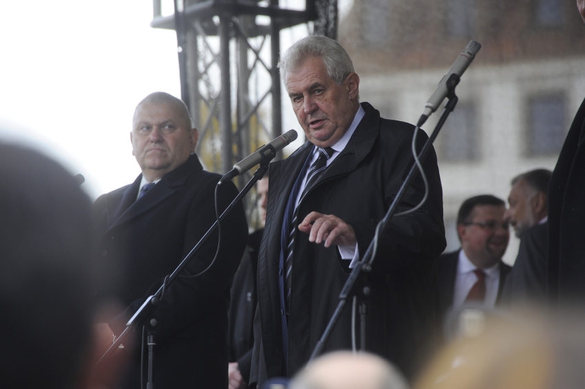 Miloš Zeman řeční k lidem na náměstí v Příbrami.