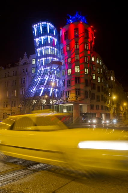 Zkouška světelných instalací a videoprojekcí. Tančící dům. Zkouška světelných instalací a videoprojekcí. Tančící dům.