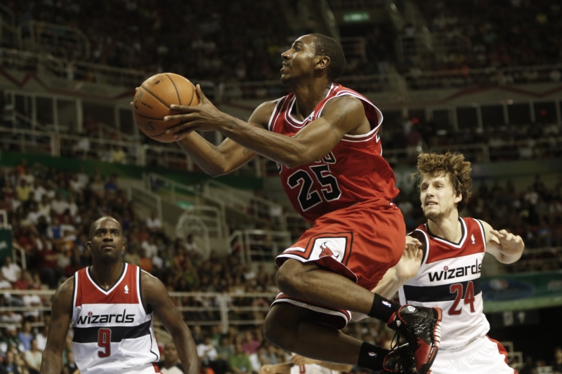 Basketbalista Jan Veselý (vpravo).