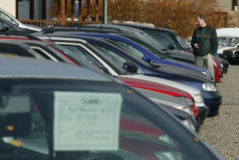 Méně než polovina ojetin se prodala prostřednictvím autobazarů (ilustrační foto). 