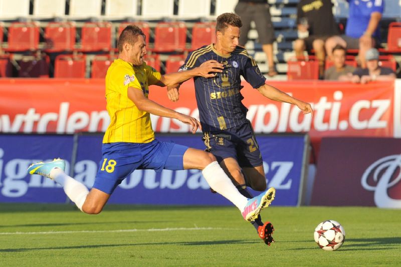 David Jablonský z Teplic (vlevo), který je nařčen z korupce, svádí souboj se Šimonem Faltou z Olomouce. David Jablonský z Teplic (vlevo), který je nařčen z korupce, svádí souboj se Šimonem Faltou z Olomouce.