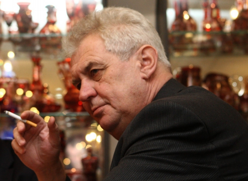 Miloš Zeman je náruživý kuřák.