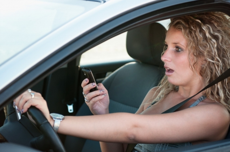 Psaní textových zpráv a řízení automobilu k sobě rozhodně nepatří (ilustrační foto).