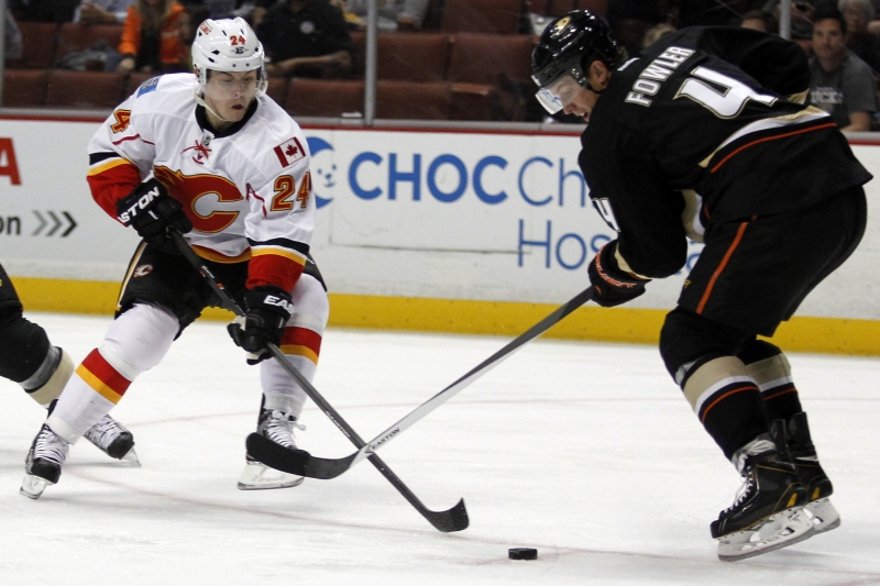 Jiří Hudler v dresu Calgary (vlevo) při utkání s Anaheimem.