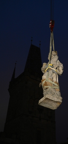 Socha svatého Damiána byla instalována na své místo časně ráno.