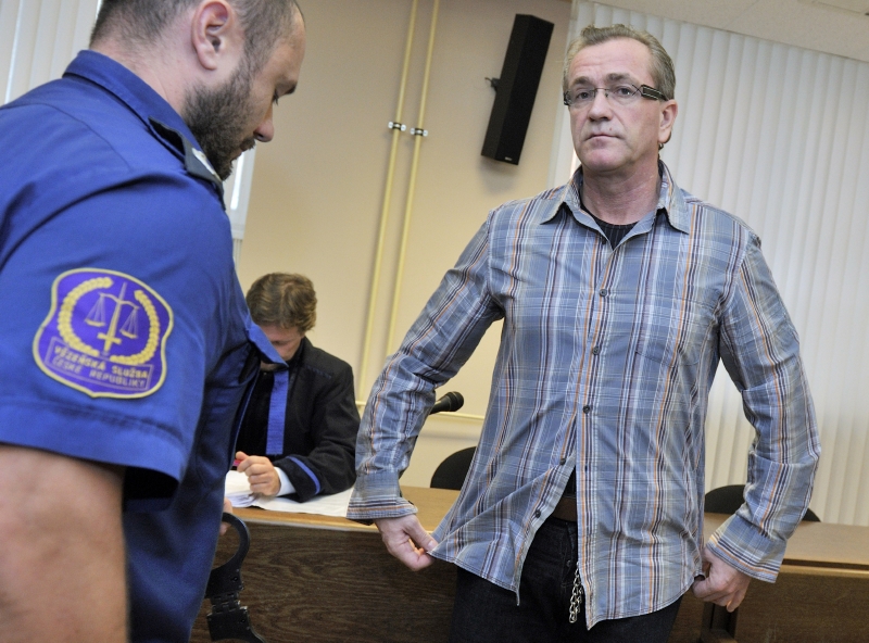 Podnikatel Luboš Linhart (vpravo) svou vinu popírá. Podnikatel Luboš Linhart (vpravo) svou vinu popírá.