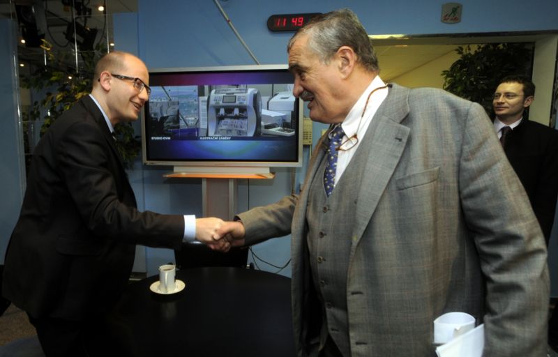 Předseda ČSSD Bohuslav Sobotka (vlevo) a šéf TOP 09 Karel Schwarzenberg.