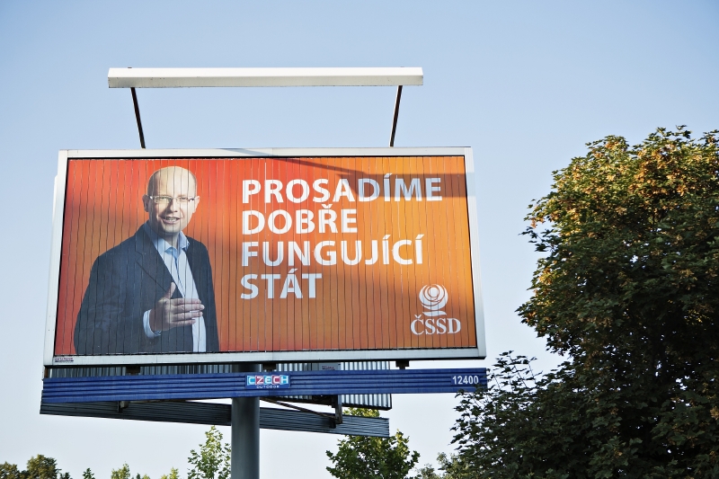 Podle průzkumů by předčasné volby, konající se příští týden, mohla vyhrát ČSSD.