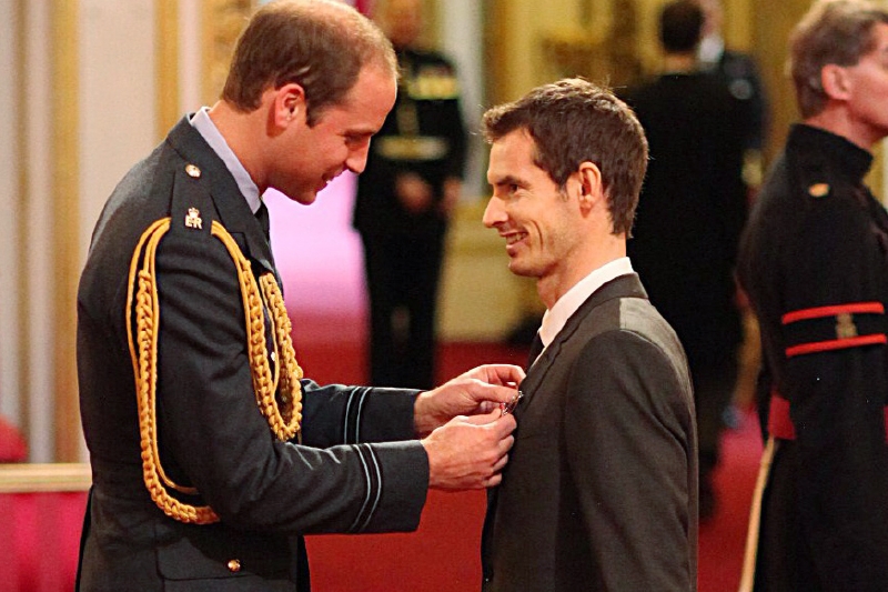 Andy Murray při slavnostním ocenění u prince Williama.