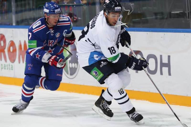 Jonathan Cheechoo (vpravo) je aktuálně druhým nejlepším střelcem KHL.