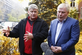 Lon Snowden (vlevo), otec uprchlého technika NSA, s jeho právníkem v Moskvě.
