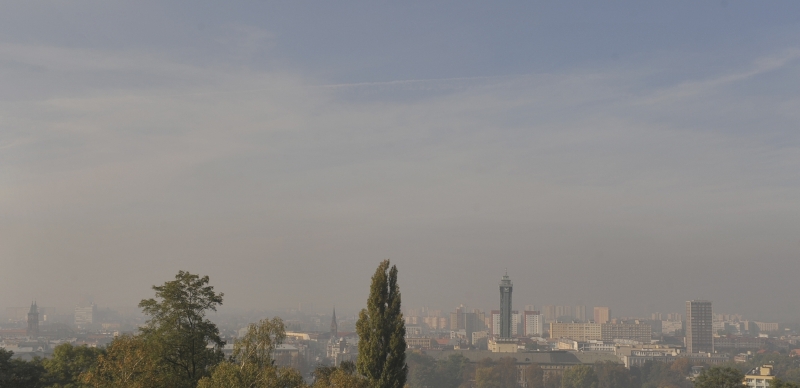 Město zahalené smogem. Město zahalené smogem.
