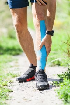 Kinesiotaping využívají vrcholoví sportovci i běžná veřejnost.