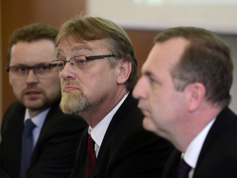 Zleva Michal Stehlík, Stanislav Štech a Tomáš Zima se představili 18. října v Praze jako kandidáti na funkci rektora Univerzity Karlovy.