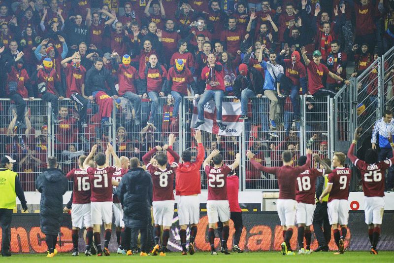 Hráči Sparty děkují svým fanouškům po pražském derby.