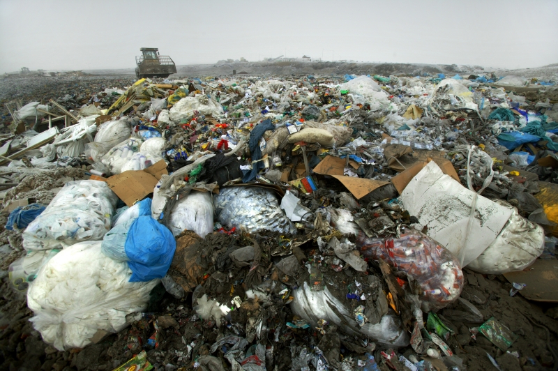 V současnosti se v ČR ročně vyprodukují téměř čtyři miliony tun komunálního odpadu, z tohoto množství se skládkuje přibližně 2,2 milionu tun.
