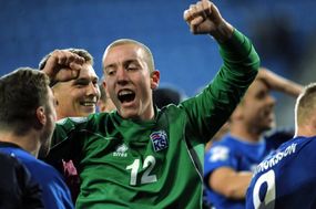 Islandská radost z postupu do baráže o světový šampionát v Brazílii.