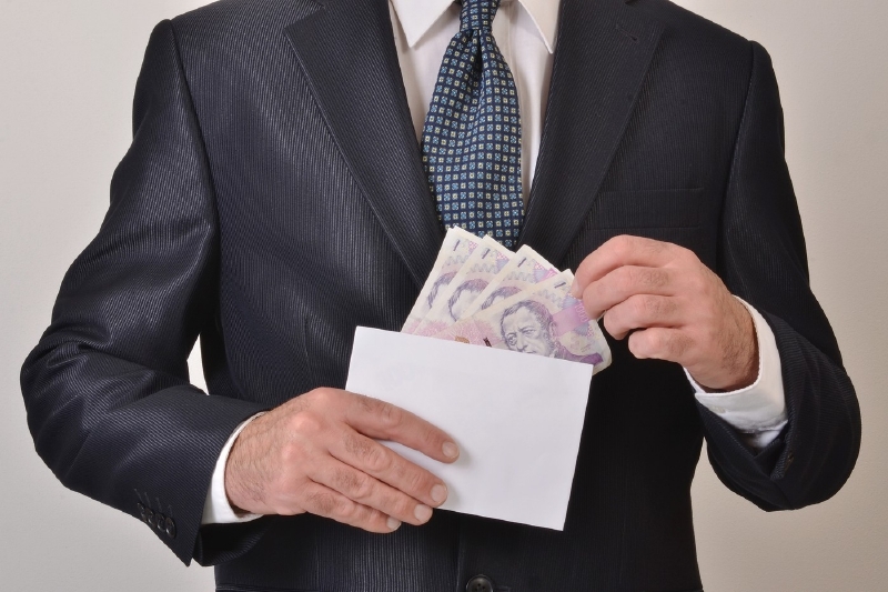 Autoři průzkumu poznamenávají, že oproti roku 2007 je v České republice o rozšíření korupce ve vládě přesvědčeno o 15 procent víc lidí. Autoři průzkumu poznamenávají, že oproti roku 2007 je v České republice o rozšíření korupce ve vládě přesvědčeno o 15 procent víc lidí.