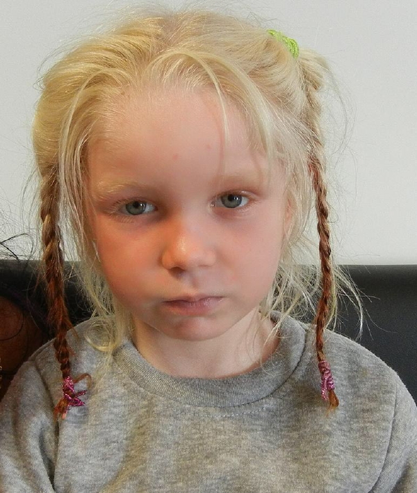 Modrooká dívka s blond vlasy byla nalezena v romském táboře, řecká policie se snaží odhalit její identitu.