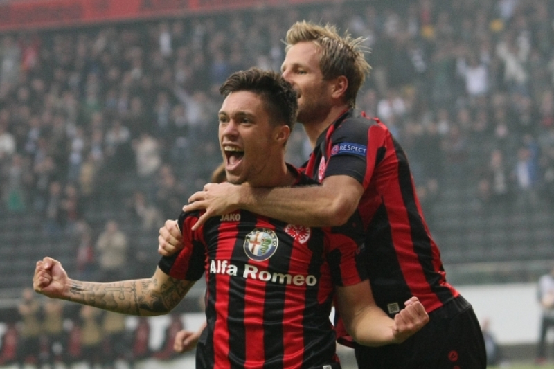 Útočník Frankfurtu Václav Kadlec (vlevo) se raduje z gólu. Útočník Frankfurtu Václav Kadlec (vlevo) se raduje z gólu.