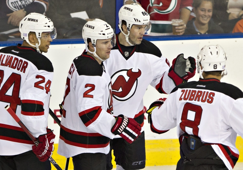 Jaromír Jágr se raduje se spoluhráči z New Jersey Devils.