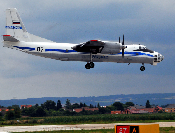 Ruský pozorovací letoun typu Antonov An-30B.