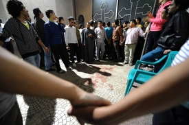Egypťané z okolí napadeného koptského kostela přišli vyjádřit křesťanům solidaritu.