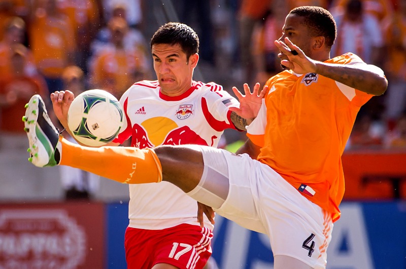 Tim Cahill (vlevo) se postaral o kuriózní gól.