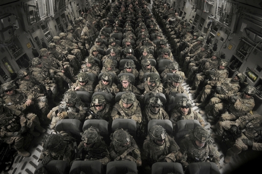 Jako sardinky. Američtí vojáci odlétají na palubě C-17 Globemaster III z kyrgytského Manasu.