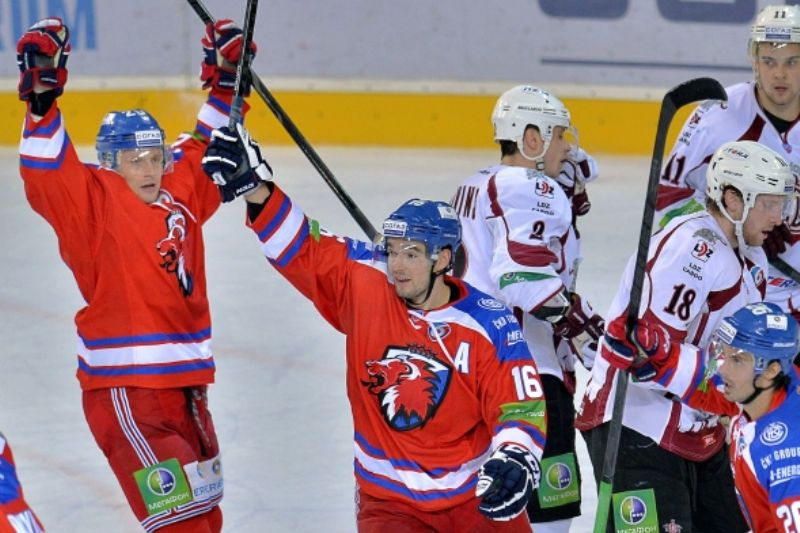 V popředí se radují z gólu (zleva) hráči Lva Petr Vrána, Michal Birner a Michal Řepík.