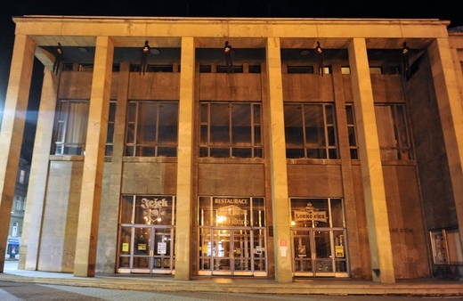 Pět figurín na Domě kultury v Jihlavě.