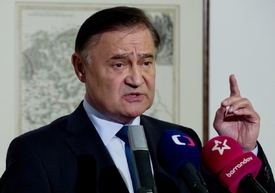 Senátor Vladimír Dryml počká se žalobou na výsledky voleb.