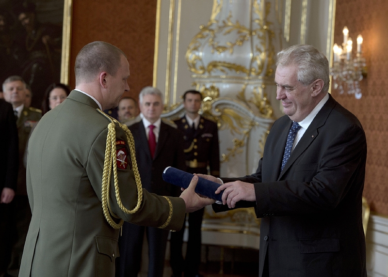 Prezident Miloš Zeman jmenoval 8. května v Praze Milana Kovandu generálem české armády.