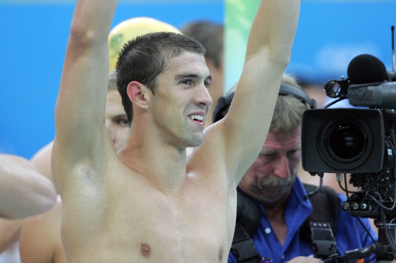 Osmnáctinásobný olympijský vítěz Michael Phelps znovu přiživil spekulace o návratu k závodní kariéře. Osmnáctinásobný olympijský vítěz Michael Phelps znovu přiživil spekulace o návratu k závodní kariéře.