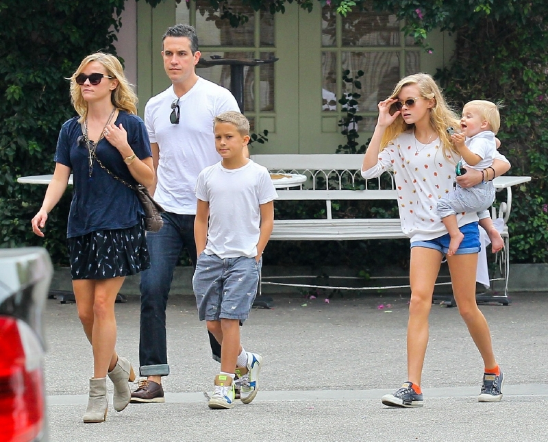 Reese vyrazila ven s celou rodinou.