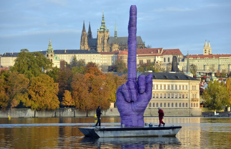 V popředí kontroverzní instalace Davida Černého, v pozadí Pražský hrad. V popředí kontroverzní instalace Davida Černého, v pozadí Pražský hrad.