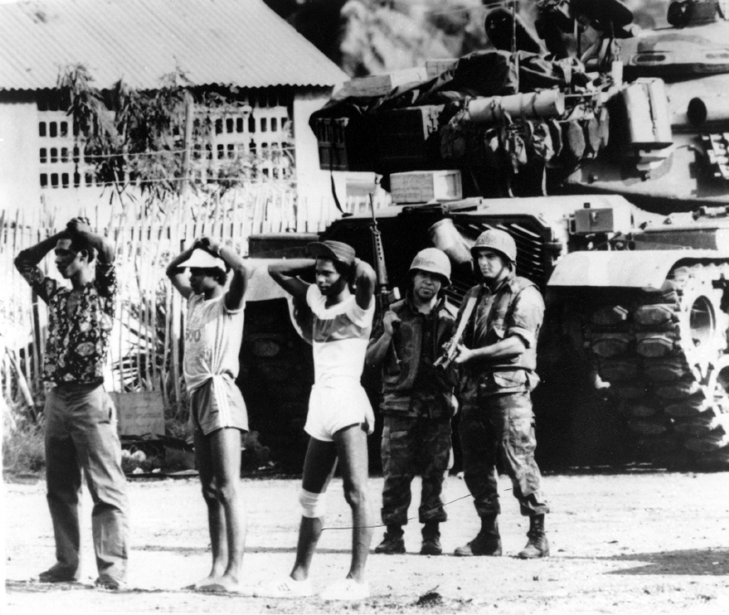 Zajatci amerických vojáků před tankem M-60.