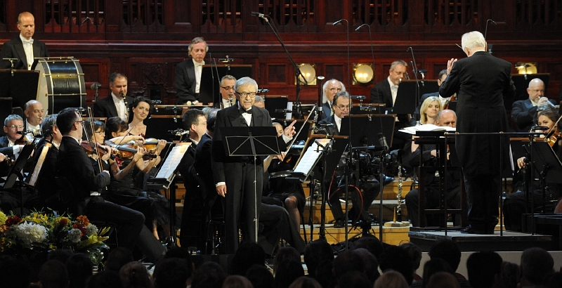 Hudební kus Proso nastudoval Český národní symfonický orchestr pod vedením dirigenta Libora Peška. Uprostřed je herec Miloň Čepelka.