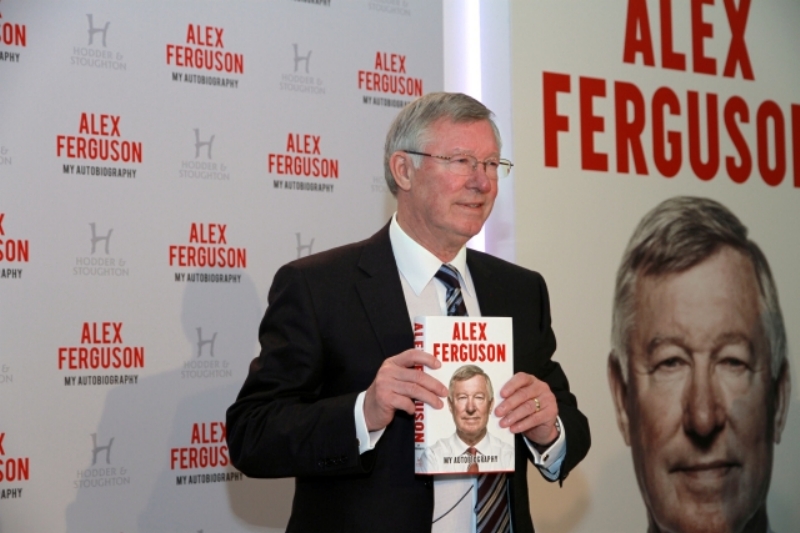 Sir Alex Ferguson se svou autobiografií. 