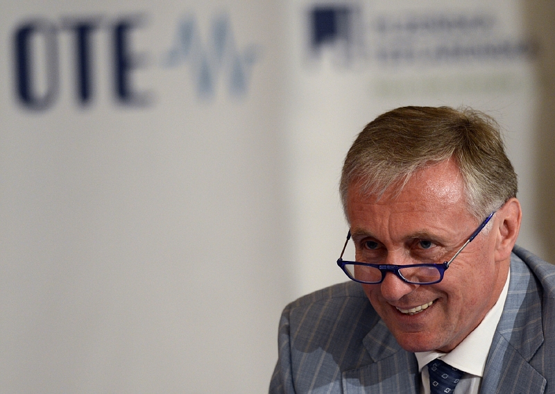 Nejde však o první Topolánkovu zkušenost s realitami. Týdeník Euro v červenci napsal, že se expremiér letos stal v dubnu členem dozorčí rady kutnohorské firmy Obila.