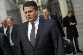 Předseda SPD Sigmar Gabriel míří na jednání.