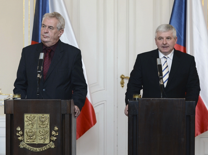 Premiér v demisi Jiří Rusnok nesouhlasí s aktivitami svých spolustraníků. Vlevo prezident Miloš Zeman, který se k celé akci nijak nevyjádřil.