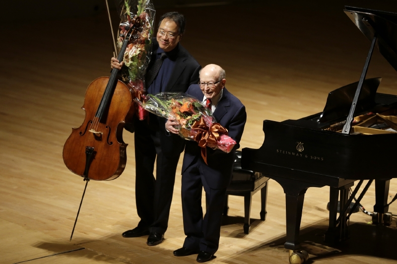 Hornera na koncertní premiéře doplnil známý cellista Yo-Yo Ma. Hornera na koncertní premiéře doplnil známý cellista Yo-Yo Ma.
