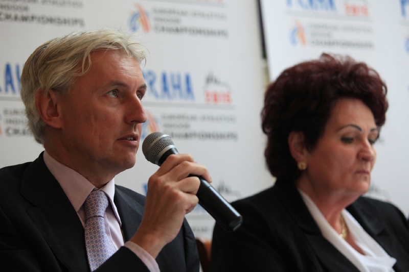 Zleva organizátor šampionátu Libor Varhaník a bývalá koulařka Helena Fibingerová.