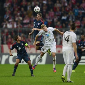 Zleva Phillip Lahm a Bastian Schweinsteiger z Bayernu a František Rajtoral a Radim Řezník z Plzně.