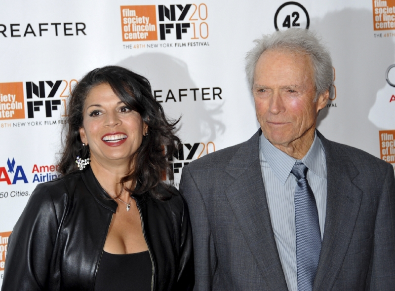 Clint Eastwood se s Dinou rozvádí.
