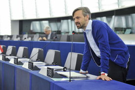 Rakouský europoslanec Ehrenhauser je Rumunem zjevně znechucen.
