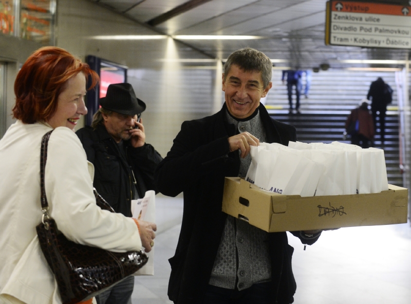 V rámci předvolebních kampaní vyrazili politici mezi lidmi. I Andrej Babiš si přivstal, aby rozdával koblihy.