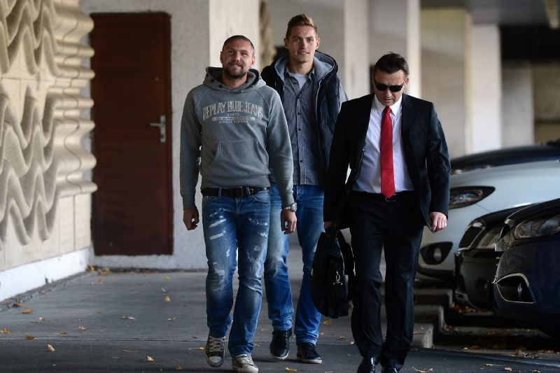 Hráči obvinění v sázkařské aféře Jan Halama (vlevo), David Jablonský (uprostřed) a advokát Bronislav Šerák přicházejí 24. října v Praze na zasedání disciplinární komise Fotbalové asociace ČR. Hráči obvinění v sázkařské aféře Jan Halama (vlevo), David Jablonský (uprostřed) a advokát Bronislav Šerák přicházejí 24. října v Praze na zasedání disciplinární komise Fotbalové asociace ČR.