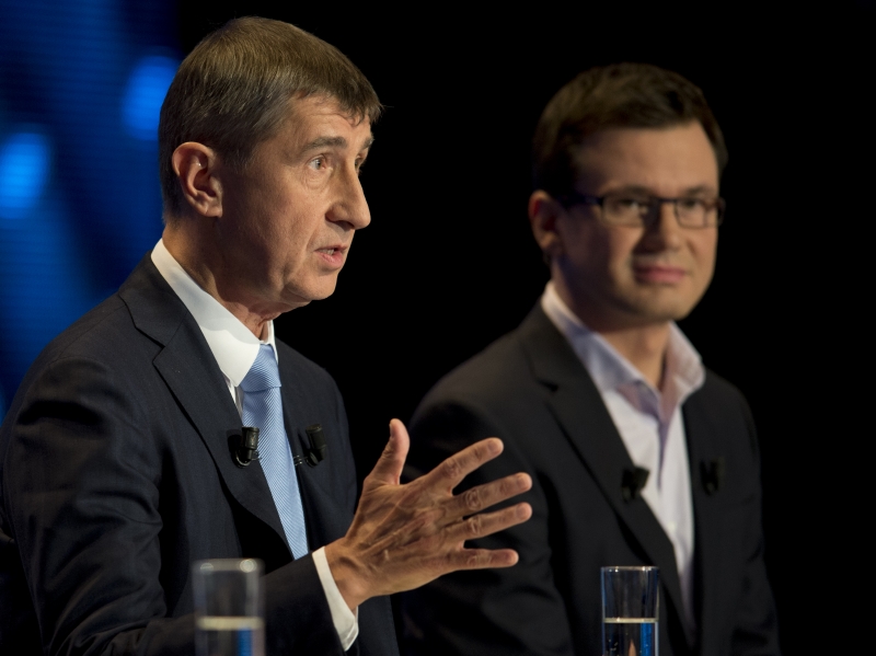 Šéf hnutí ANO 2011 Andrej Babiš (vlevo) v předvolební debatě po boku Ondřeje Lišky ze Strany zelených.